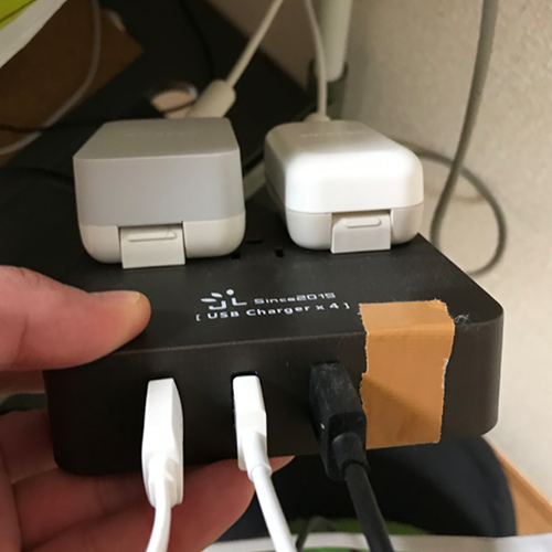 USBと電源アダプター
